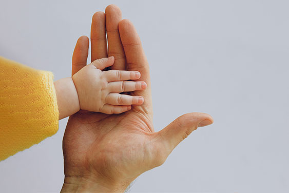 Homem acessando o app em todos os dispositivos